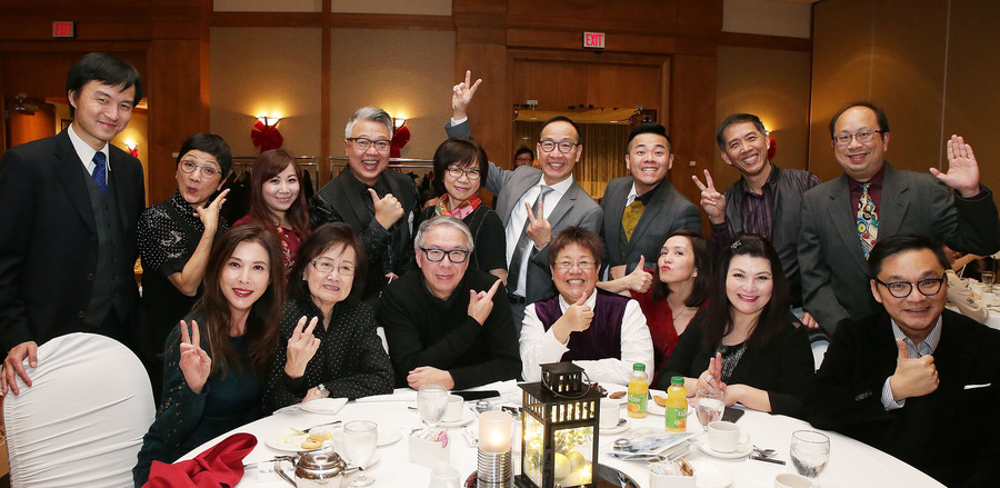 DJ 華麗轉身 盛裝出席聖誕聯歡派對7870