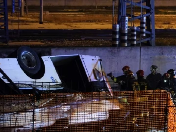 意大利旅遊巴從高架橋墜落後起火造成至少21死