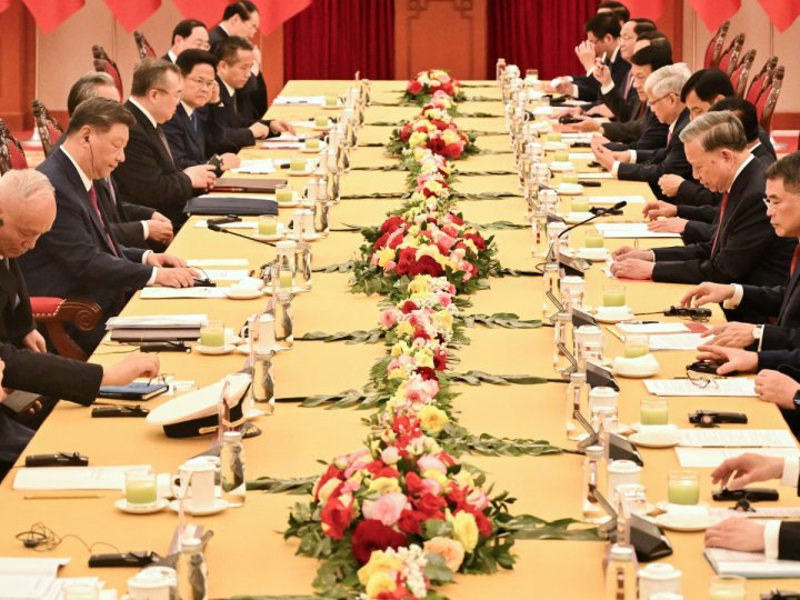 中國國家主席習近平國事訪問越南與越南總理范明政會面。