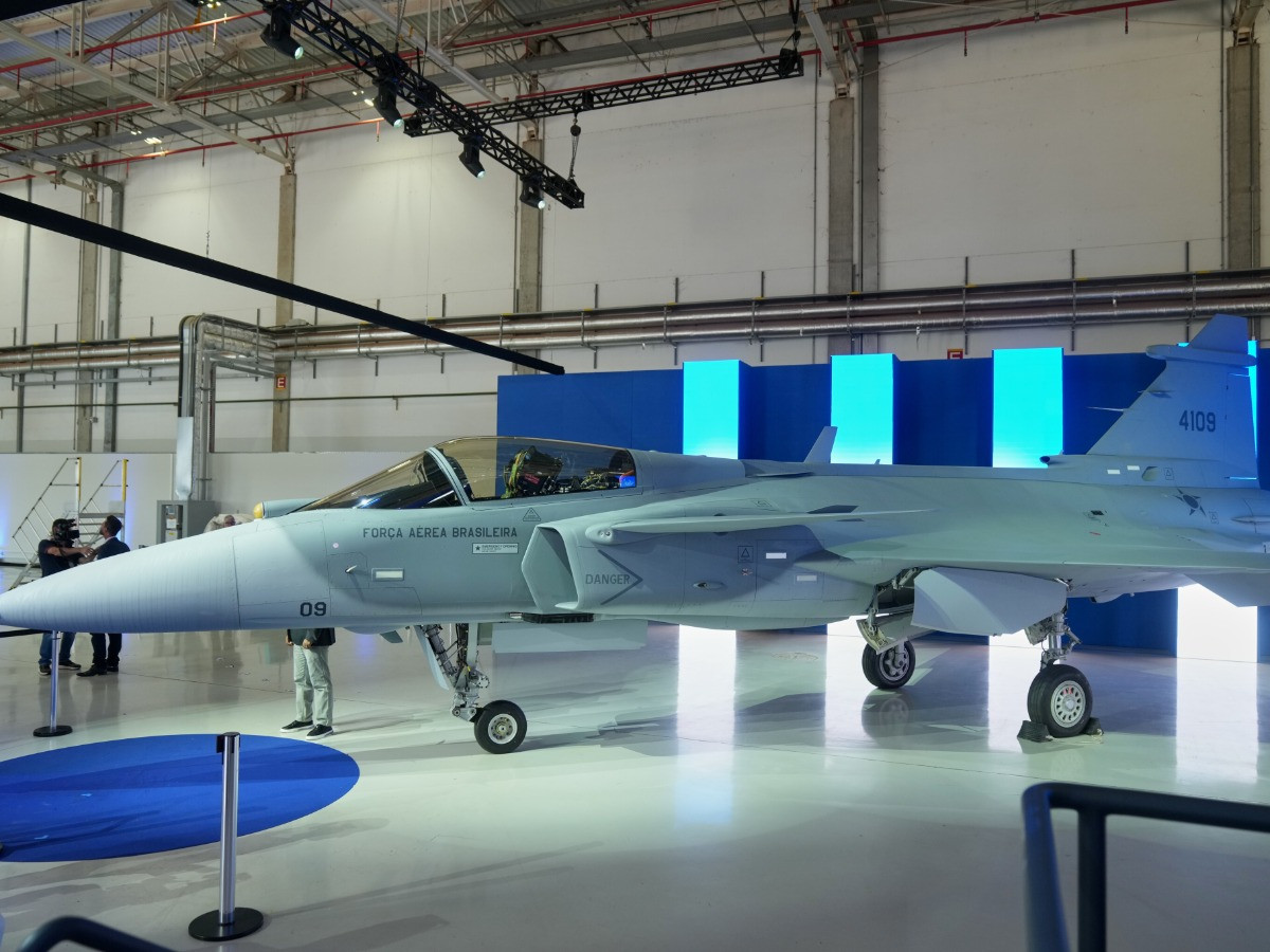 Featured News-瑞典飛機製造公司紳寶說如果加拿大決定向他們購買鷹獅戰鬥機會與加拿大公司CAE合作在加拿大國內進行培訓飛行模擬以及推行支援計劃.