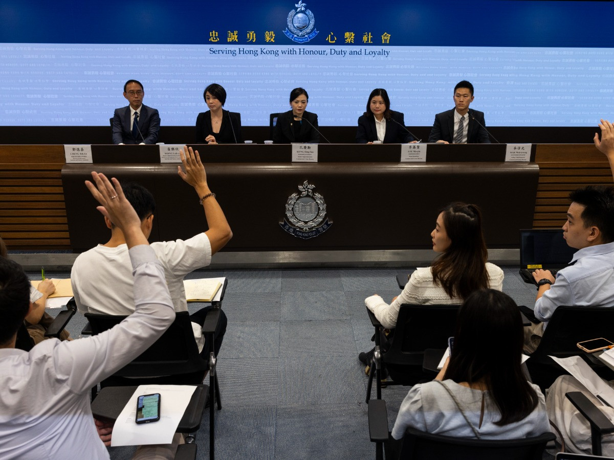 Featured News-香港有市民懷疑被盜用信用卡訂購蘋果手機警方表示截至下午5時暫接獲1209位市民報案總涉案金額約2500萬元