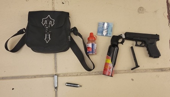 本拿比警打擊罪案行動拘22人 檢武器毒品