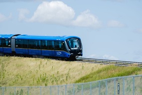 列車設有5卡車廂，採用現代化設備，包括通道變闊、增加多功能區域放置單車、行車、嬰兒車、輪椅和其他行動裝置，以及有電子路線圖等。（運輸聯綫提供圖片）