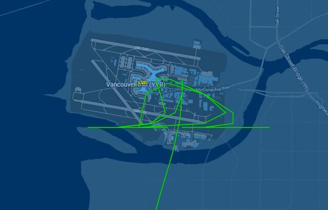 根據航空追蹤網站的資訊，飛機在溫哥華機場上空多次打圈盤旋。（flightaware.com截圖）