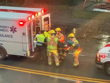 四驅車列市撞毀二樓停車場圍攔墜地面