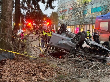 四驅車列市撞毀二樓停車場圍攔墜地面
