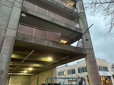 四驅車列市撞毀二樓停車場圍攔墜地面