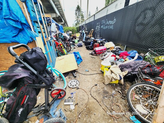 列治文市府完成清理 Oak 街橋底臨時搭建物及棄置雜物 