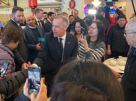 總理卡尼到訪列治文酒樓  向市民拜年