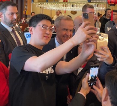 總理卡尼到訪列治文酒樓  向市民拜年