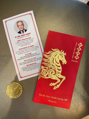 總理卡尼向酒樓民眾派利事，內有朱古力金幣。