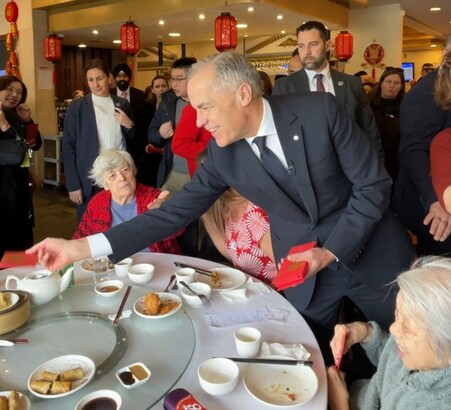 總理卡尼到訪列治文酒樓  向市民拜年