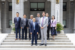 卑詩省長尹大衛到訪中國北京 訪問本國駐華大使館 卑詩省長尹大衛到訪中國北京 訪問本國駐華大使館