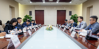卑詩省長尹大衛到訪中國北京 訪問本國駐華大使館 卑詩省長尹大衛到訪中國北京 訪問本國駐華大使館