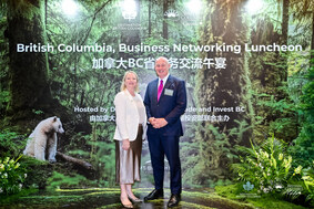 卑詩旅遊局環球市場宣傳副總裁Maya Lange與省運輸廳長范和富到訪中國與當地業界交流。(卑詩旅遊局提供圖片) 卑詩旅遊局環球市場宣傳副總裁Maya Lange與省運輸廳長范和富到訪中國與當地業界交流。(卑詩旅遊局提供圖片)