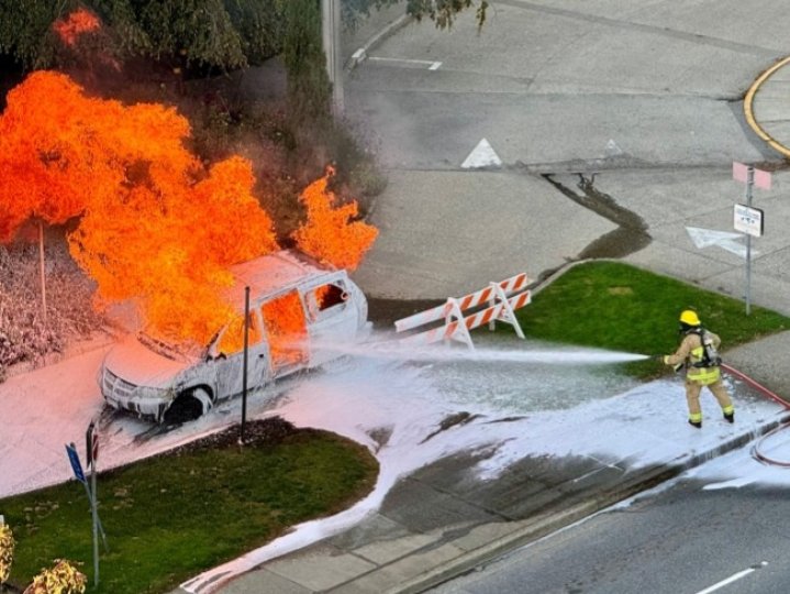 涉溫市政廳外縱火燒車78歲男子被落案起訴