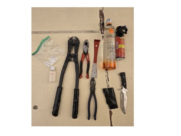 本拿比警打擊罪案行動拘22人 檢武器毒品