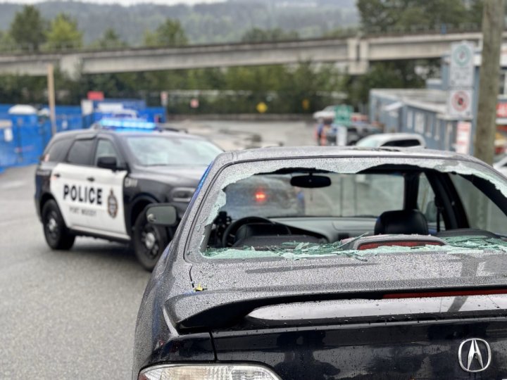 兩司機爭路毫亮槍砸車窗