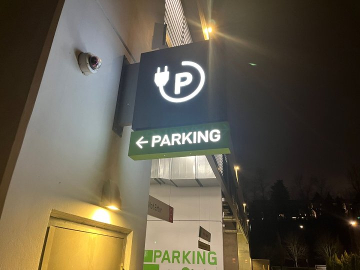 Richmond Centre裝設逾千電動車充電器 成全國最大住宅電充項目