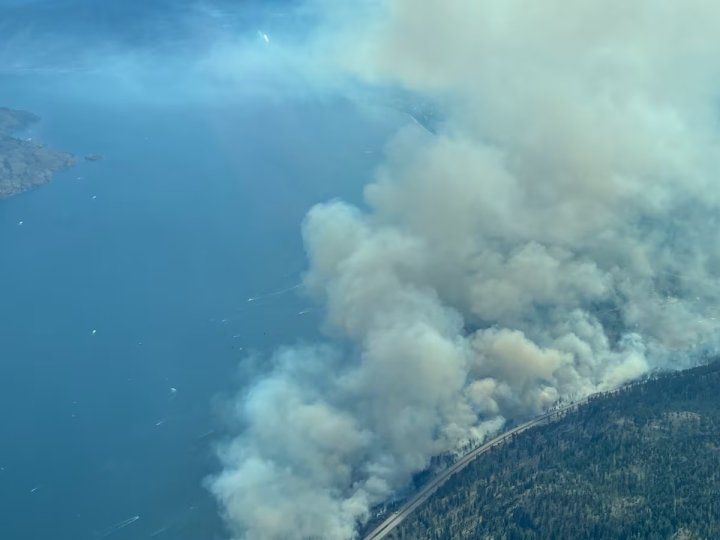 卑詩Okanagan山火迅速蔓延 Peachland 400戶戰術撤離
