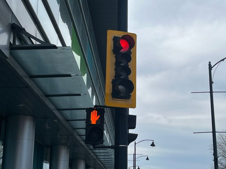 有溫哥華市議員動議禁止「紅燈轉右」措施