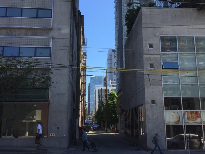 溫市移除355個巷道舊電線架 採地下電力系統