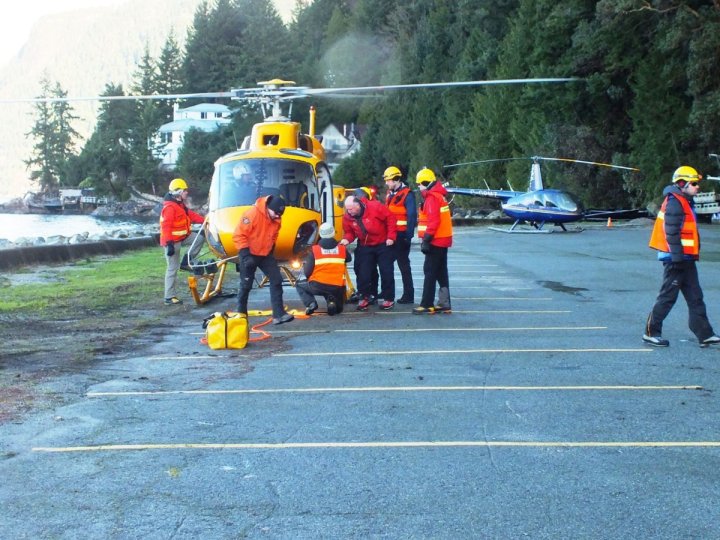 來自大溫不同地區14名行山者上周末在賓士域山陡峭雪地滑倒其中2人由直升機救起送院當中1人情況危殆