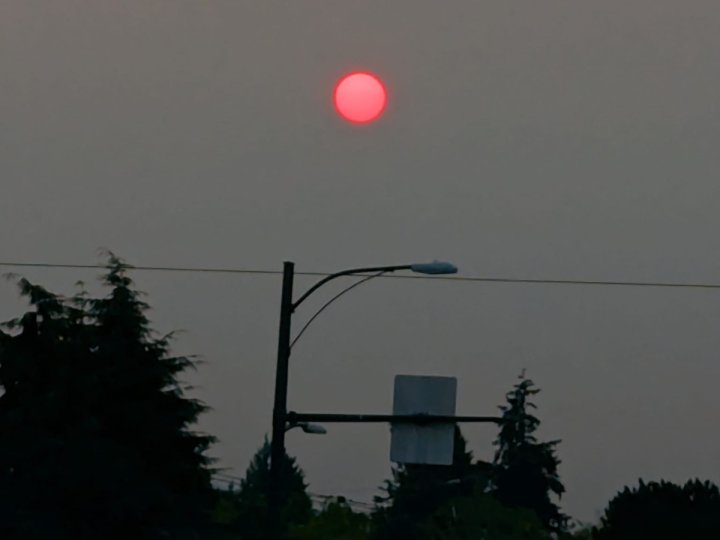 大溫地區的居民今早醒來發現天空一片橙紅煙霧籠罩大地陽光被遮蔽省內陸地區山火產生的煙霧正蔓延至全省各地