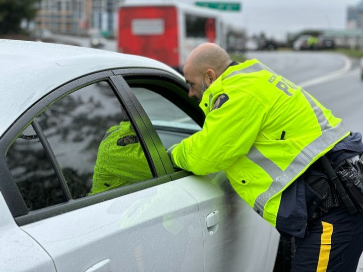西溫警局長週末間發205張交通告票 有小型汽車車頂綁4大食用油桶
