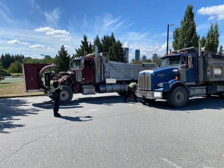 大溫地區各市警聯合行動檢查20輛商用車輛    發現12輛因嚴重安全問題需停駛   開出17張告票